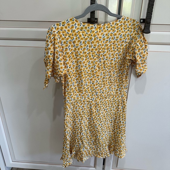 Faithfull The Brand Daphne Yellow Floral Mini Dress (19) - Picture 5 of 9